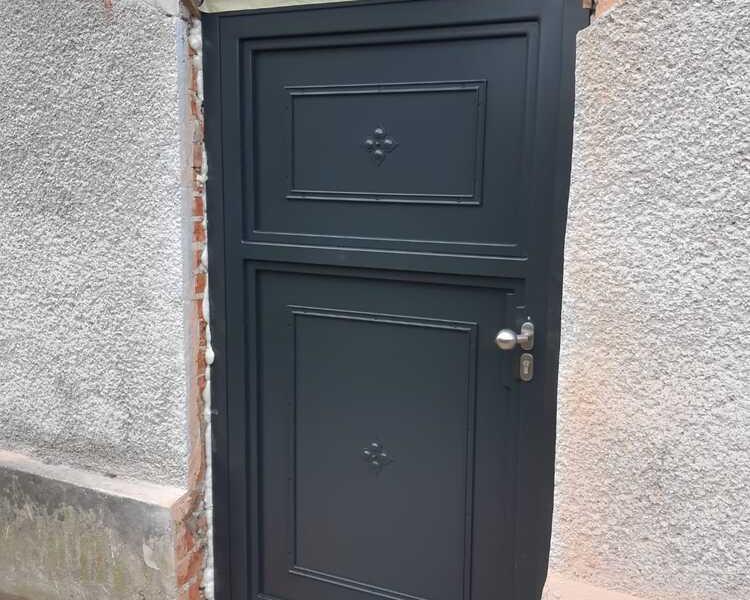 Czarne drzwi 01